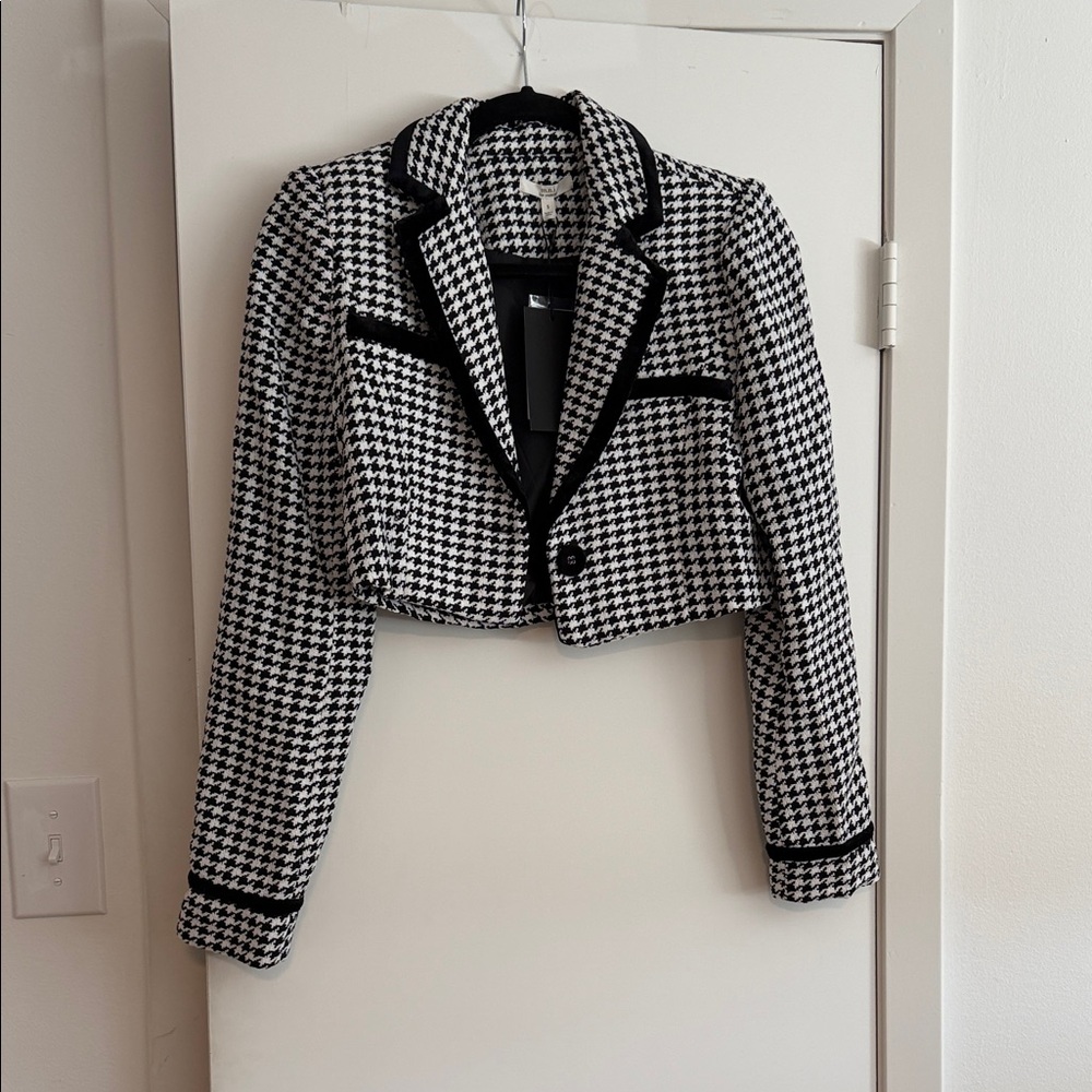 Stylish Black and White Houndstooth Cropped Blazer